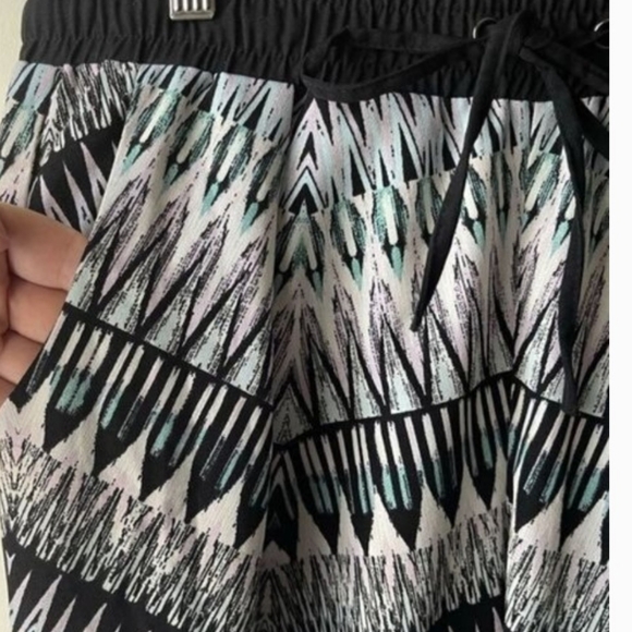 Sanctuary Lightweight Elastic Waist Cropped Pants Size Large - Picture 2 of 5